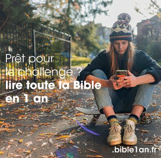  Une femme lit la Bible en 1 an sur son téléphone.